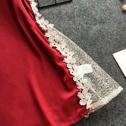 Bata para dormir corinta con detalles de flores rojas en encaje