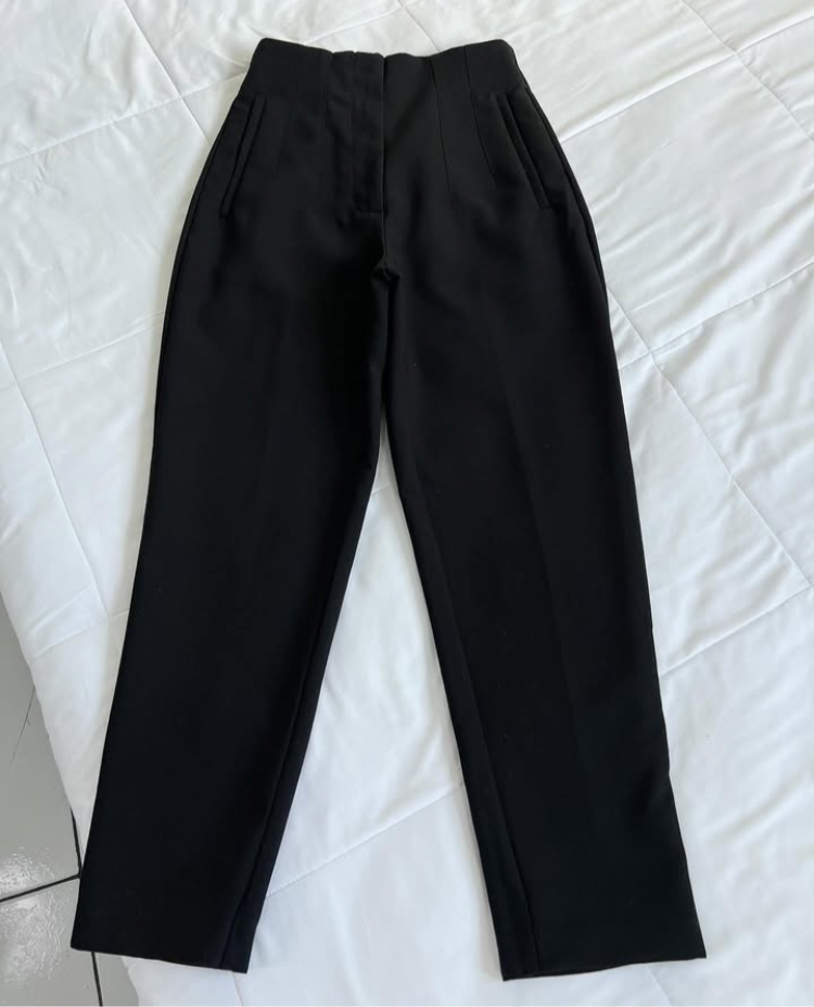 Pantalón con pinzas Zara