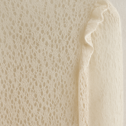 Blusa elegante de encaje ivory con vuelos