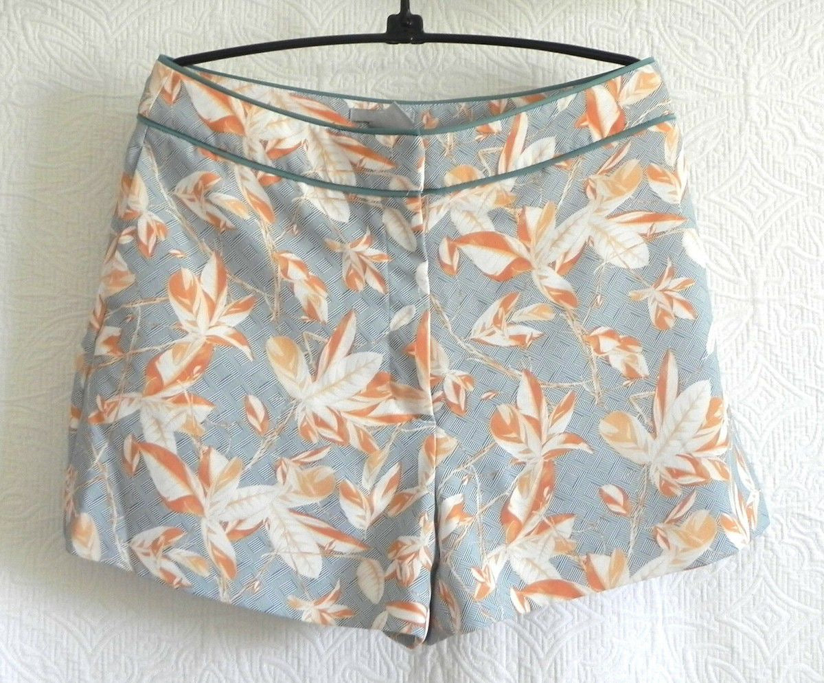 Short estampado tropical celeste con hojas coral – frescura y elegancia en cada paso 🌿🧡