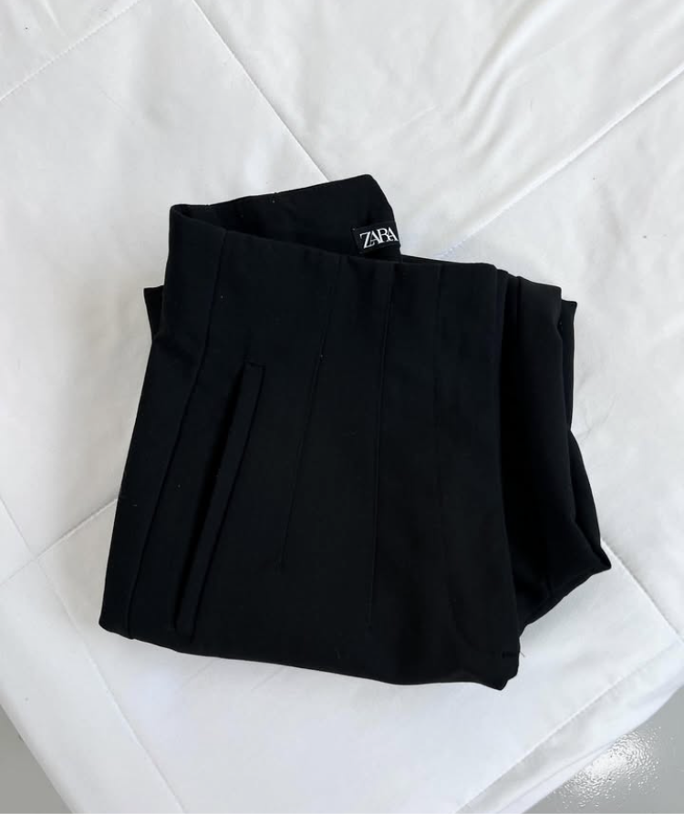 Pantalón con pinzas Zara