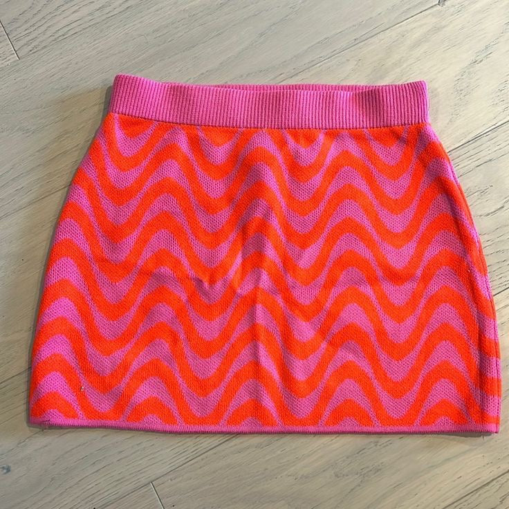 Falda corta con diseño ondulado en tonos rosa y morado