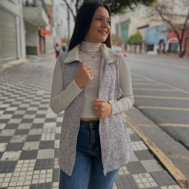 Chaleco Polar Gris Niebla – Calidez urbana con estilo ❄️💫