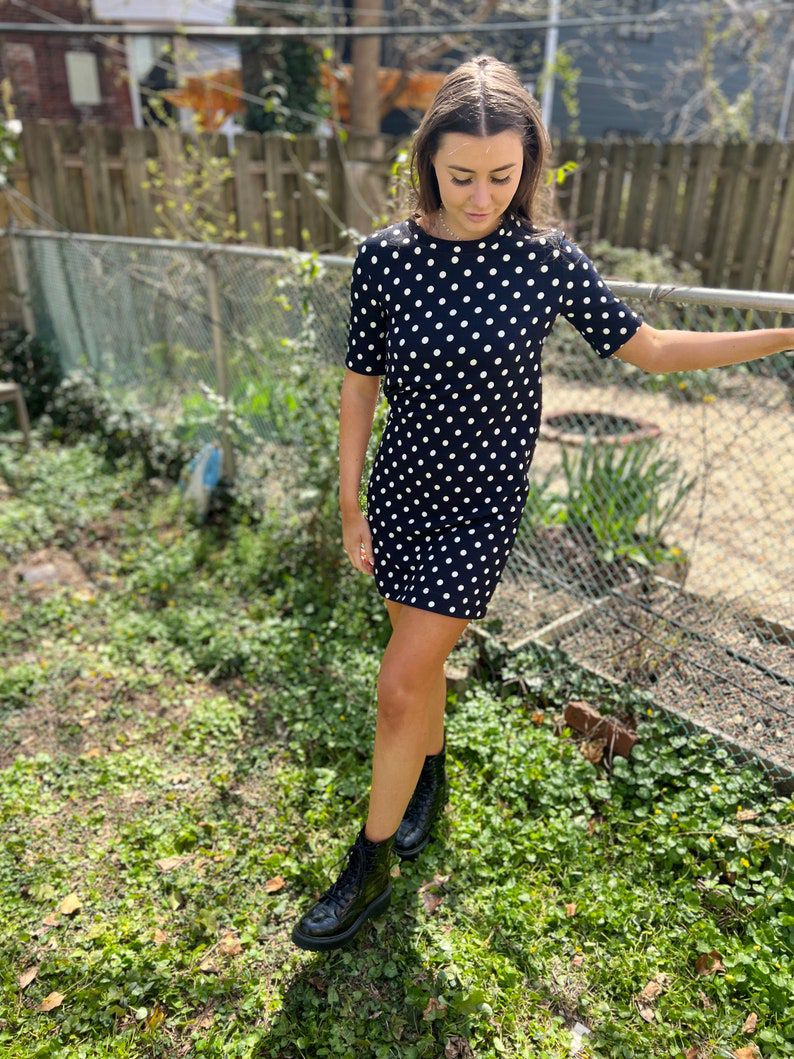 Vestido Negro con Lunares Blancos – Clásico y chic 🎀⚪️