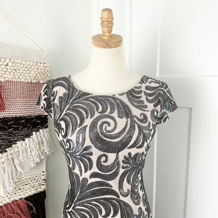 Vestido Brillante con Estampado Barroco 🖤✨