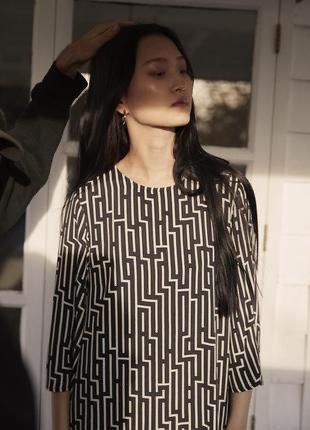 Vestido geométrico blanco y negro – Estilo moderno con toque retro