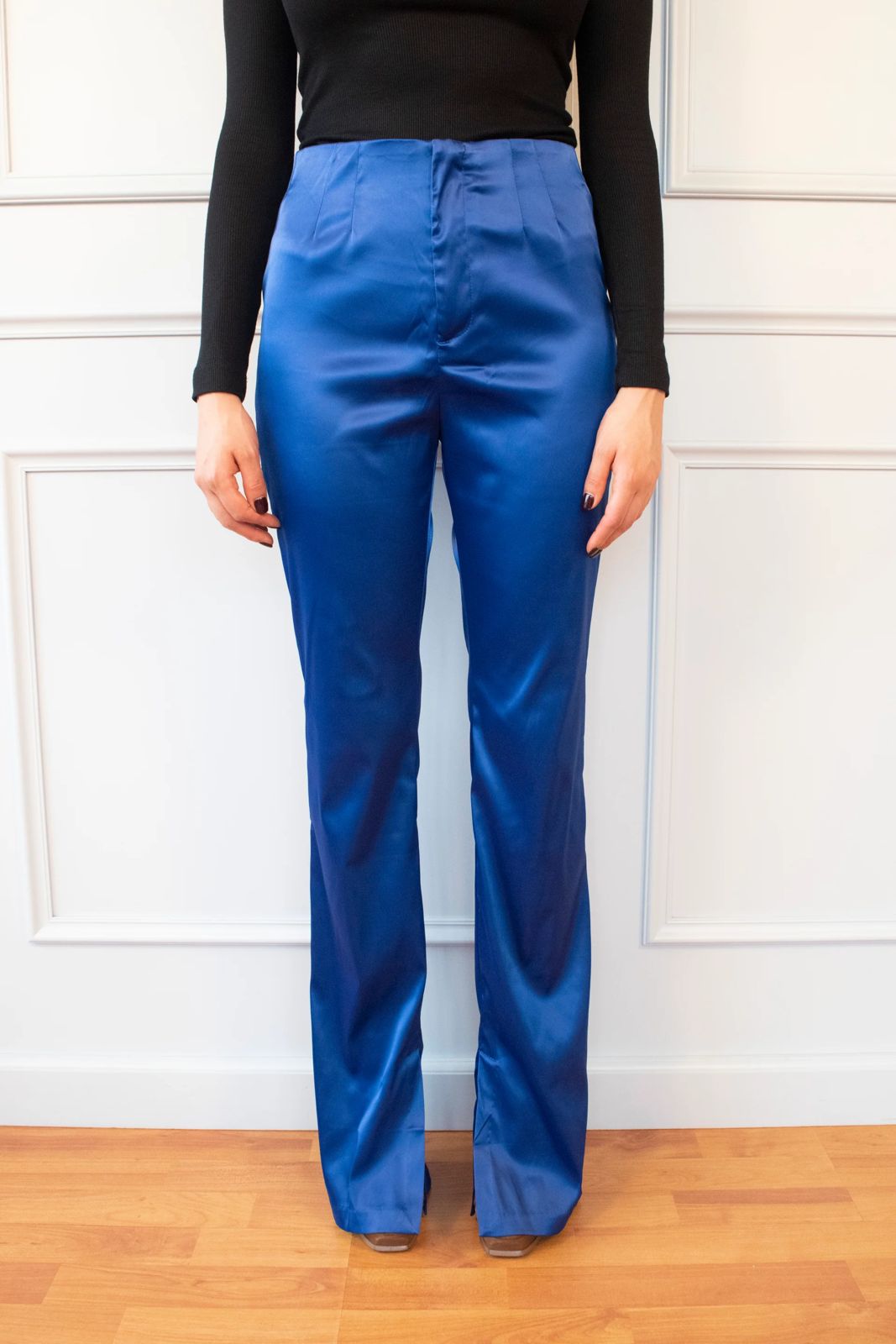 Pantalón satinado azul eléctrico – Impacto visual con elegancia moderna