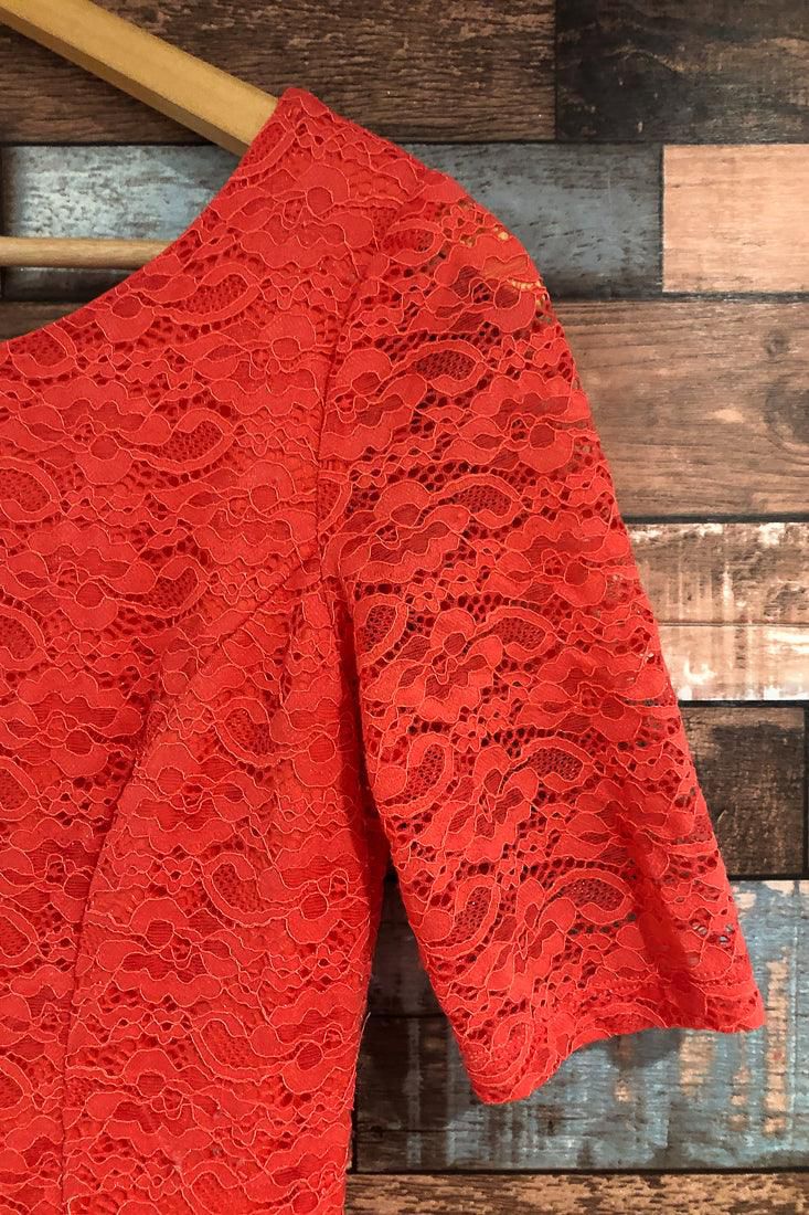 Vestido corto rojo de encaje – Femenino, vibrante y romántico