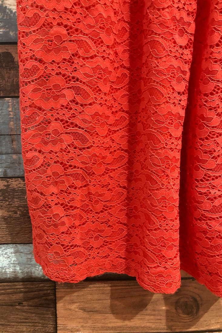 Vestido corto rojo de encaje – Femenino, vibrante y romántico