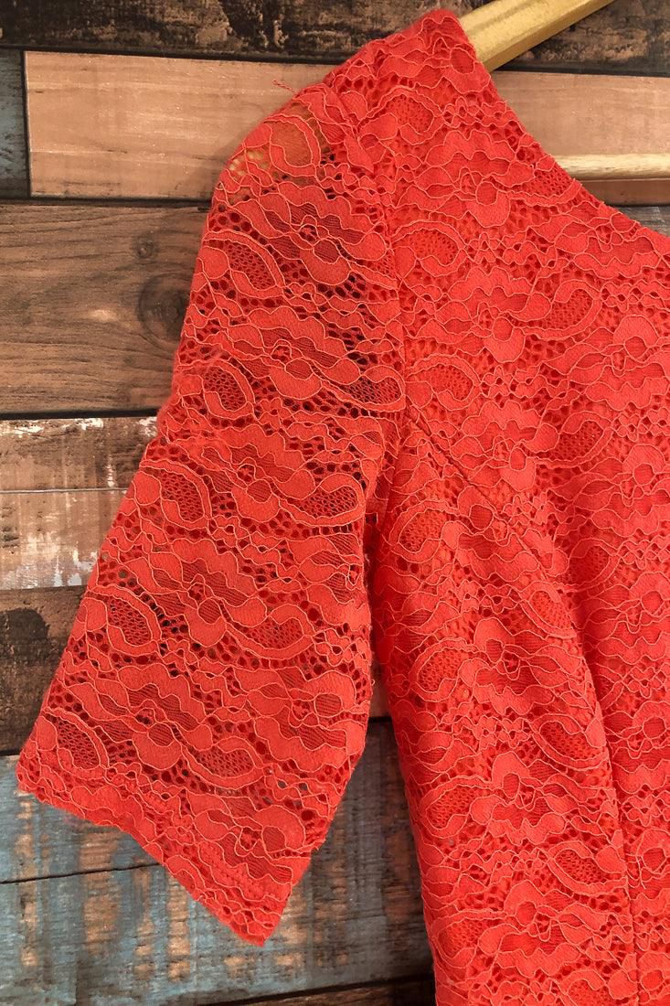 Vestido corto rojo de encaje – Femenino, vibrante y romántico