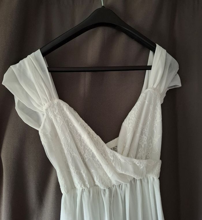 Vestido de maternidad blanco con caída vaporosa – Pureza y ternura para sesiones inolvidables