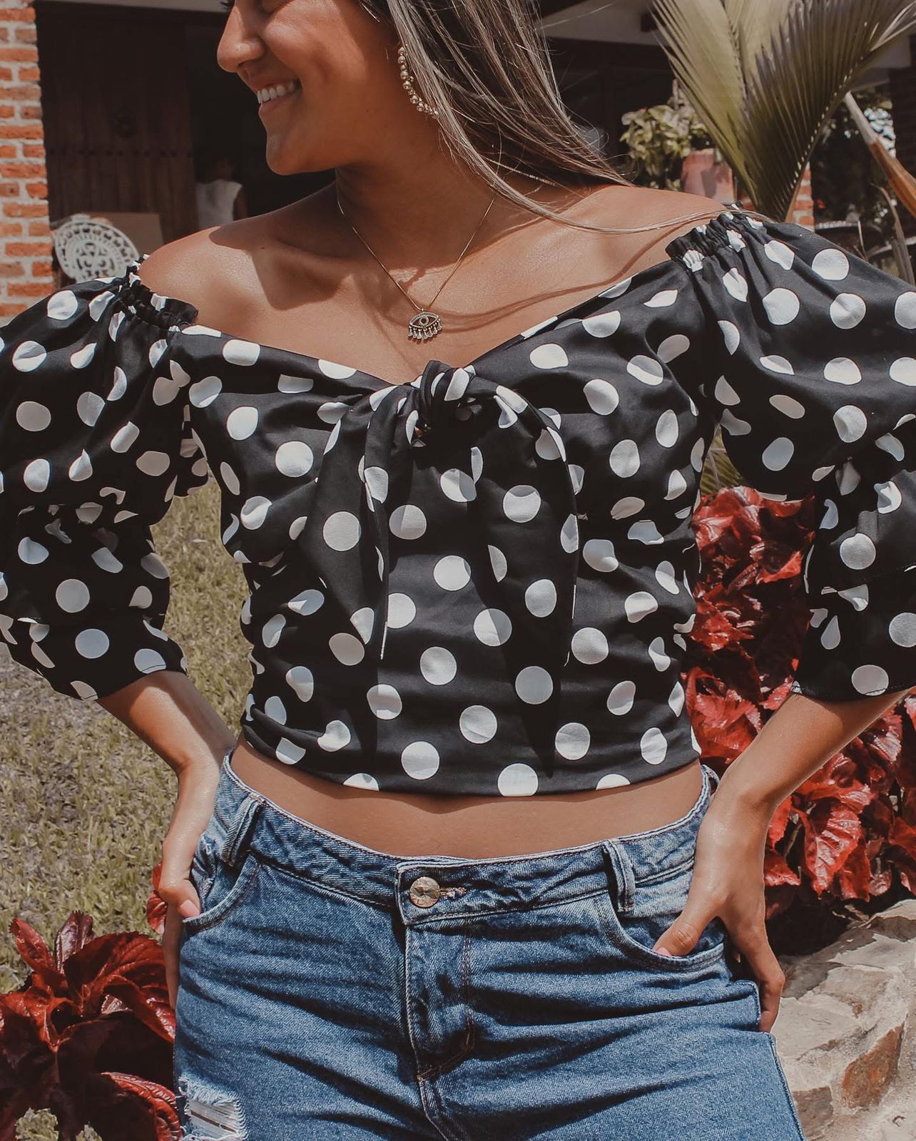 Top de lunares con escote off-shoulder – Estilo retro con actitud moderna