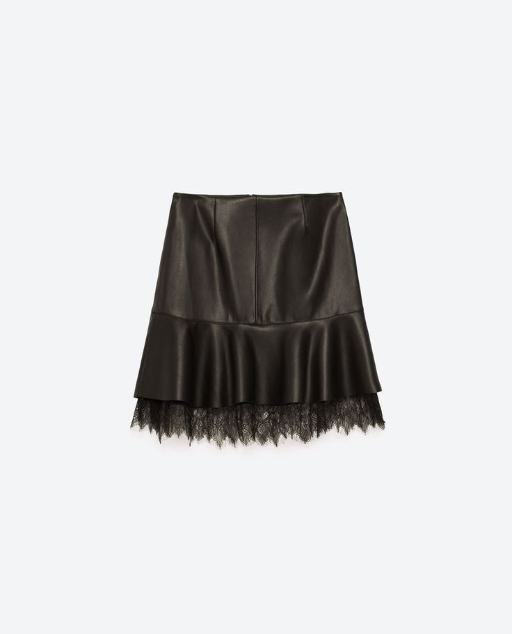Falda negra con vuelo y encaje – Elegancia con actitud