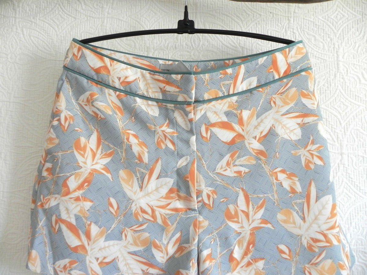 Short estampado tropical celeste con hojas coral – frescura y elegancia en cada paso 🌿🧡