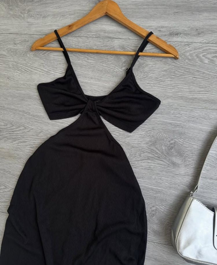 Vestido negro manga sisa tapa busto abertura en los lados del abdomen