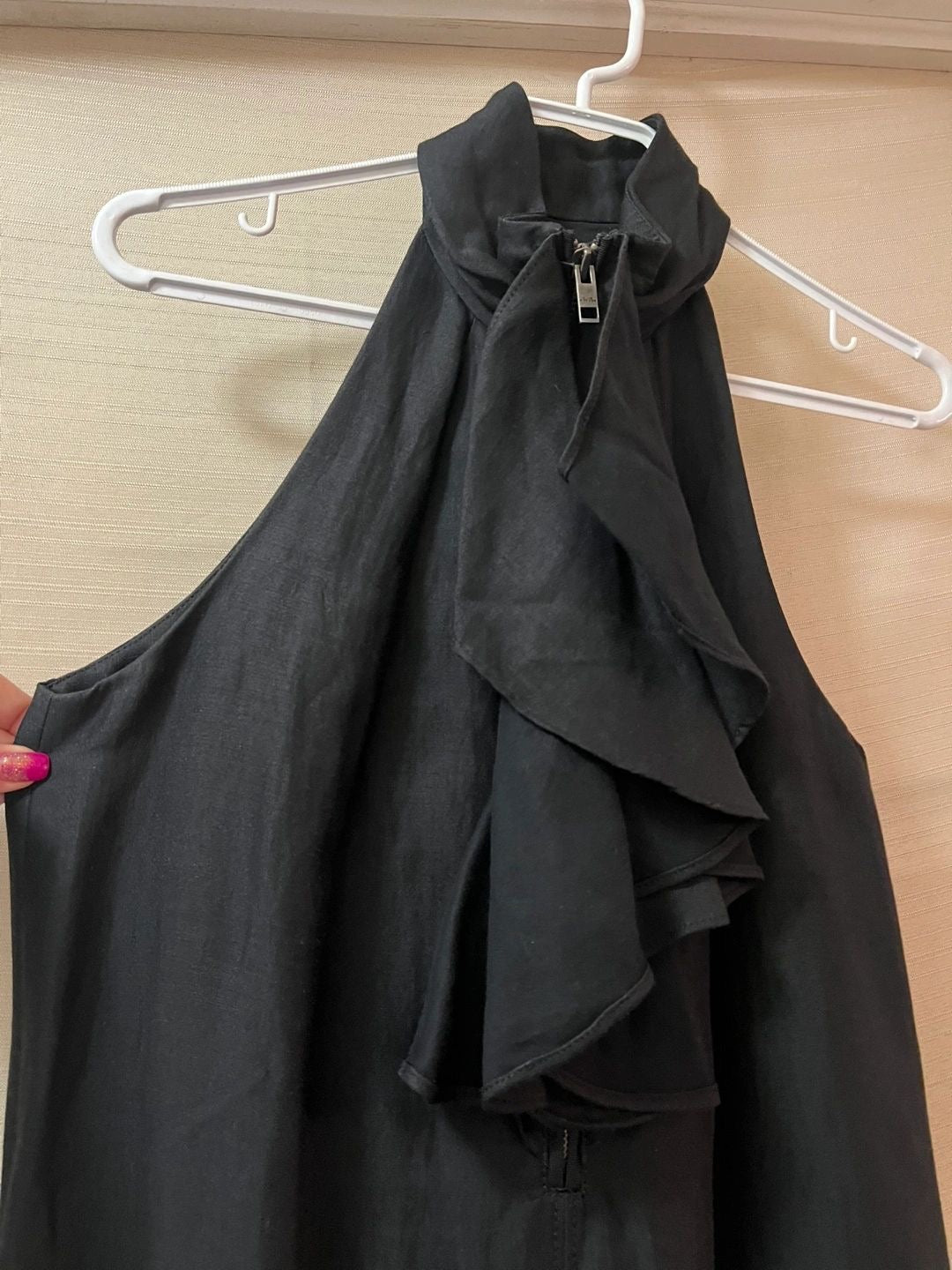 Vestido de longitud media con decoración en parte del cuello