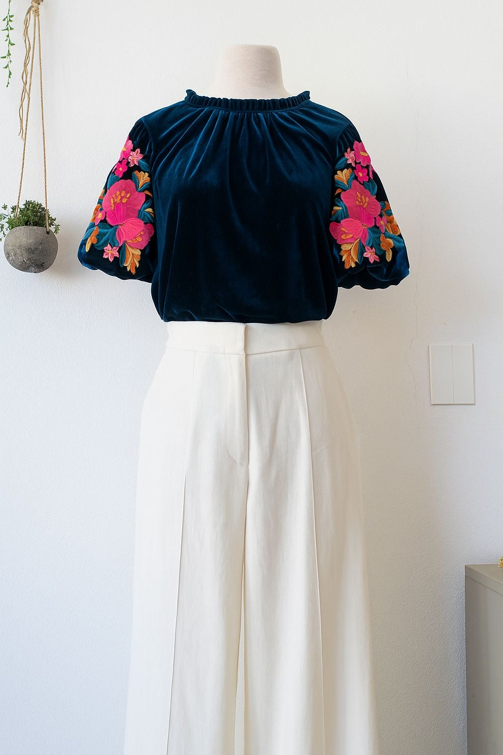 Blusa de terciopelo con manga abullonadas bordadas