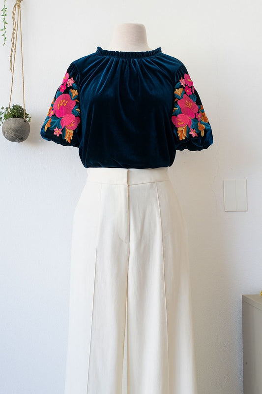 Blusa de terciopelo con manga abullonadas bordadas