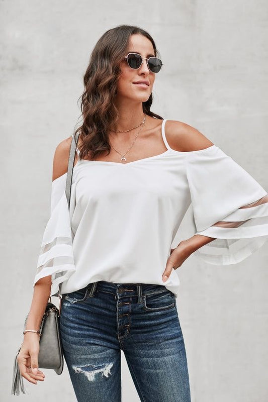 Blusa blanca escote en hombros y cuello V con etiqueta