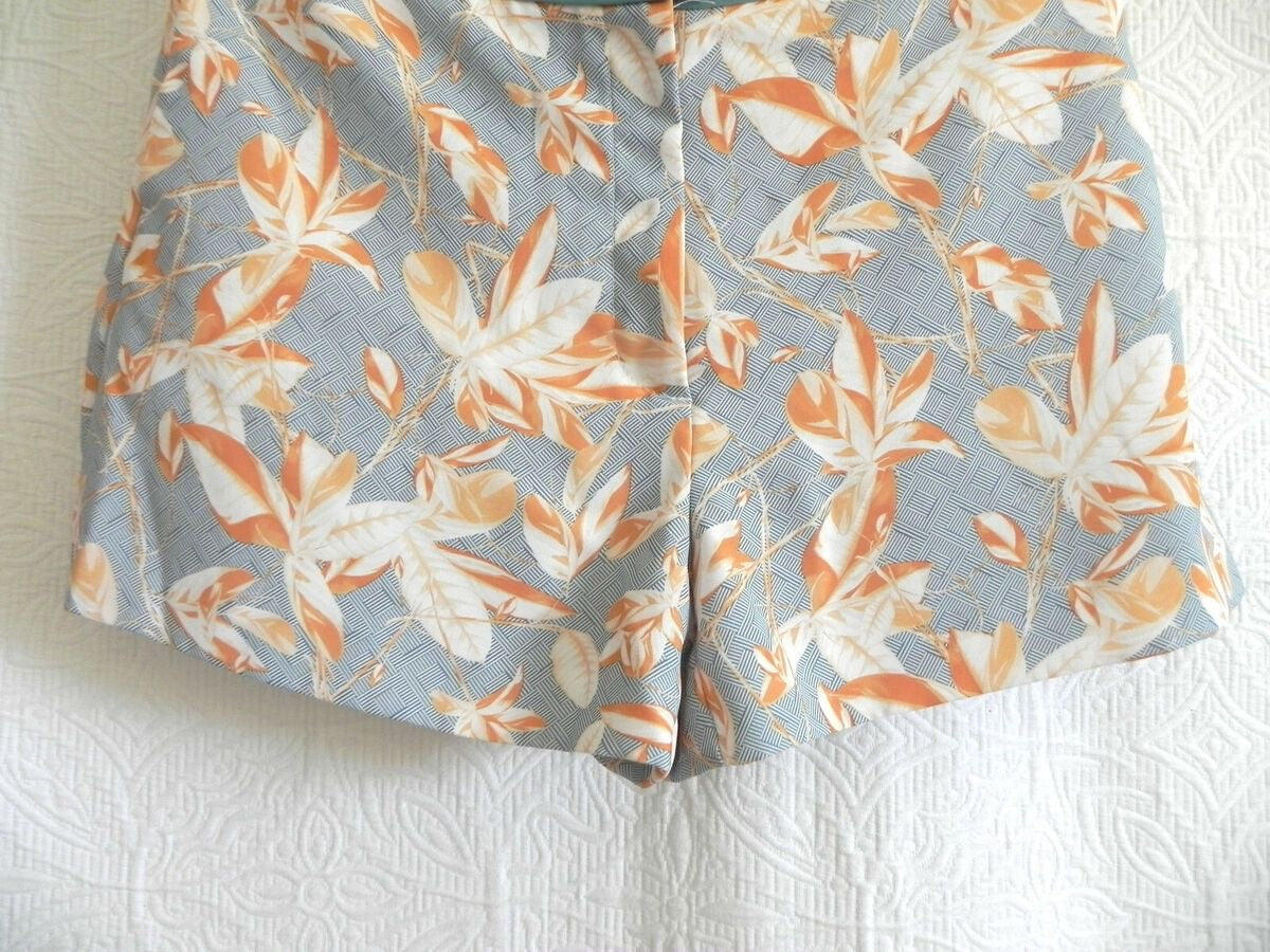Short estampado tropical celeste con hojas coral – frescura y elegancia en cada paso 🌿🧡