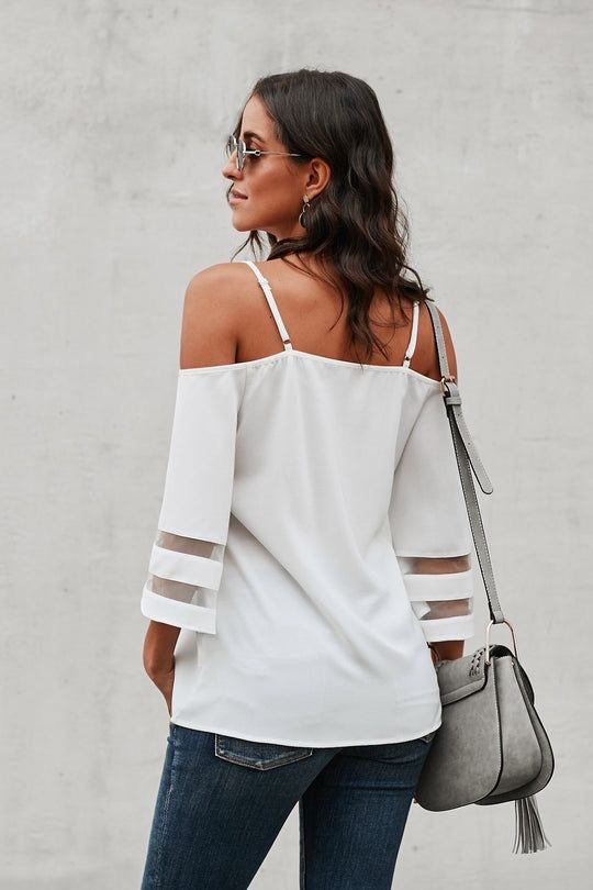Blusa blanca escote en hombros y cuello V con etiqueta