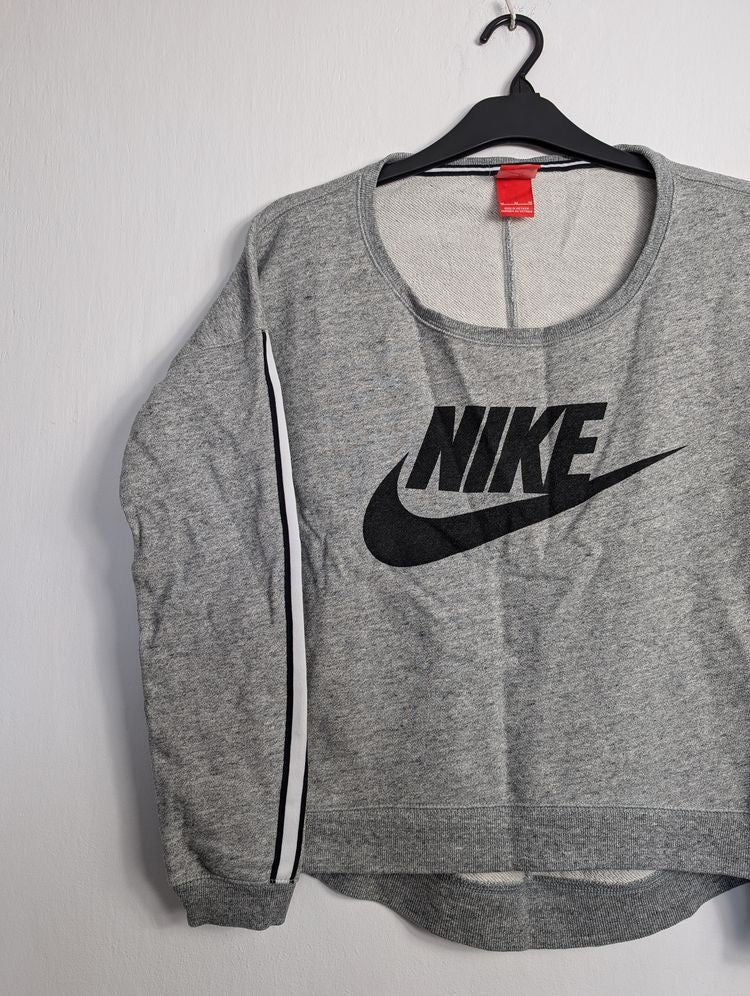 Suéter gris nike de línea blanca a los lados