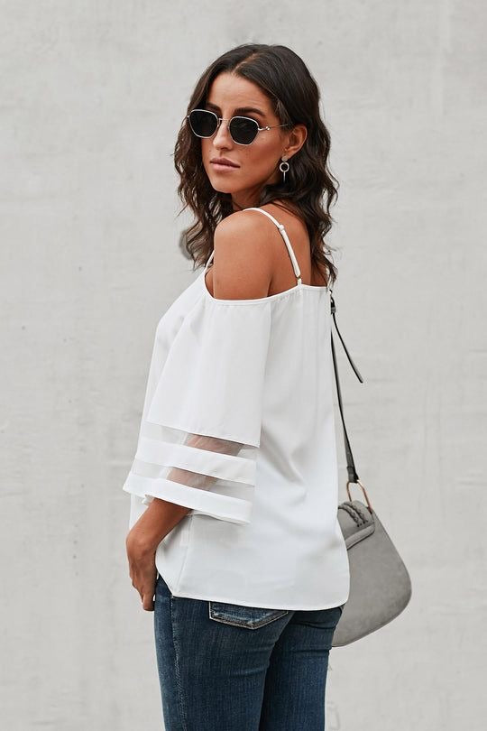 Blusa blanca escote en hombros y cuello V con etiqueta