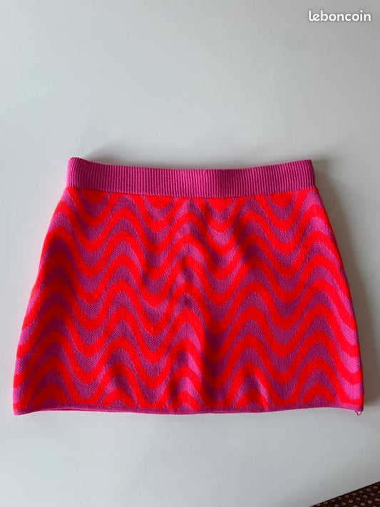 Falda corta con diseño ondulado en tonos rosa y morado