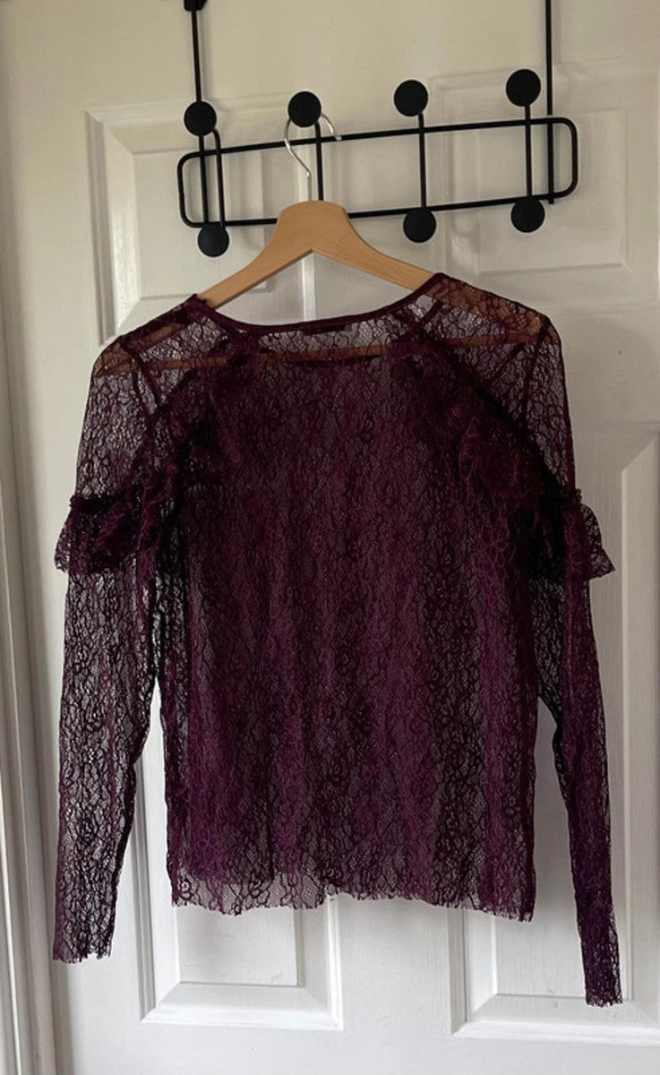 Blusa elegante de encaje ivory con vuelos