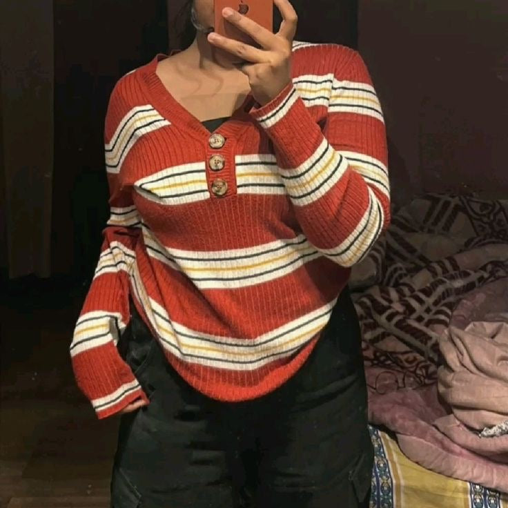 Suéter rojo con rayas blancas y tres botones en el pecho