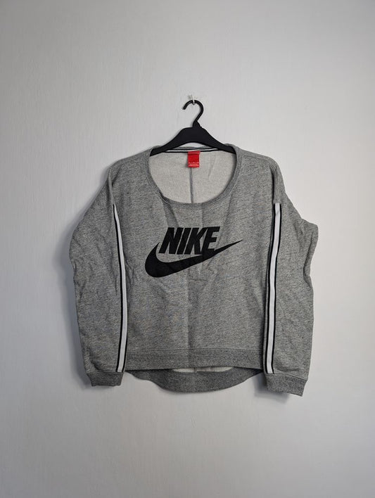 Suéter gris nike de línea blanca a los lados