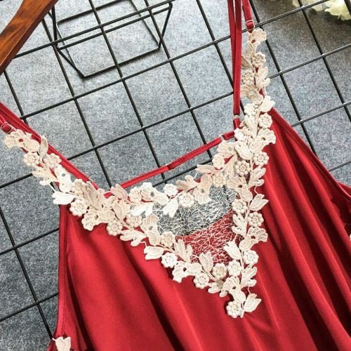 Bata para dormir corinta con detalles de flores rojas en encaje