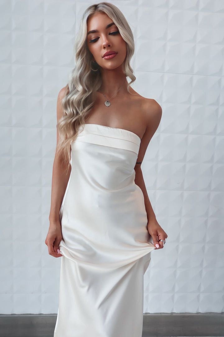 Vestido blanco seda strapple abierto espalda