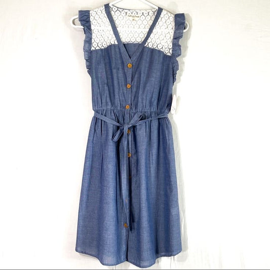 Vestido con detalle de encaje en hombros