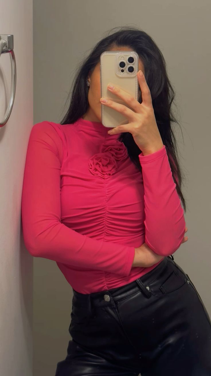 Blusa Fucsia con Roseta – Look romántico & audaz 🌺