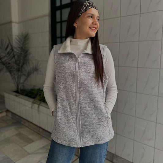Chaleco Polar Gris Niebla – Calidez urbana con estilo ❄️💫