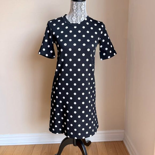 Vestido Negro con Lunares Blancos – Clásico y chic 🎀⚪️
