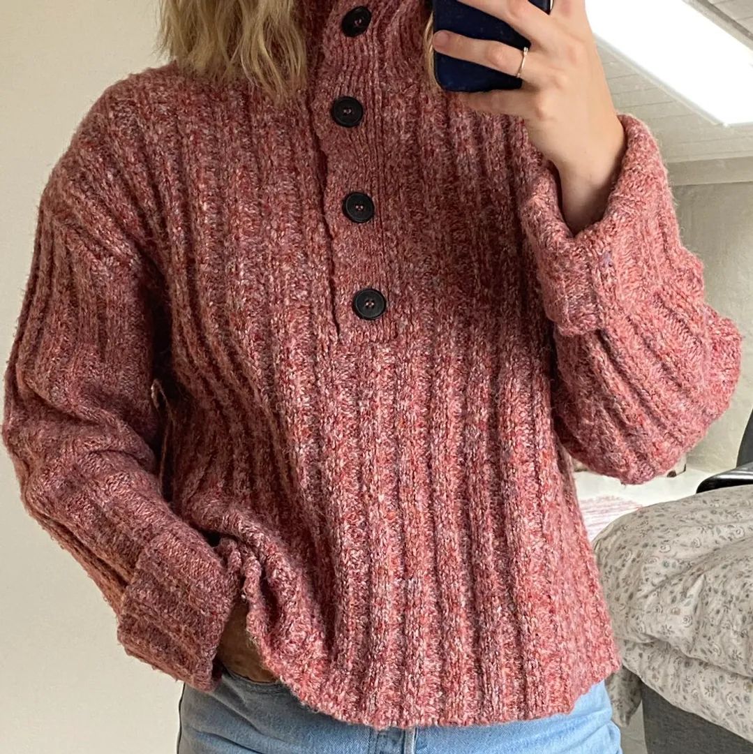 Suéter Grueso Rosado con Botones Frontales 🌸🧥