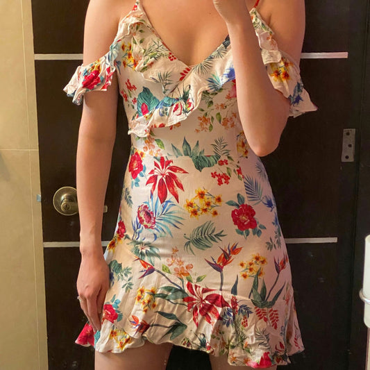 Vestido Corto Floral con Volantes y Hombros Descubiertos 🌺👗