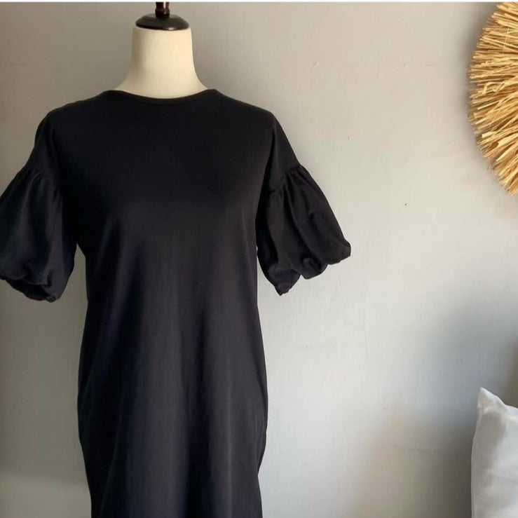 Vestido Negro Minimalista con Mangas Globo 🖤✨