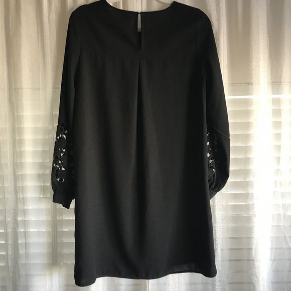 Vestido negro H&M con mangas bordadas – Minimalismo con detalle sofisticado