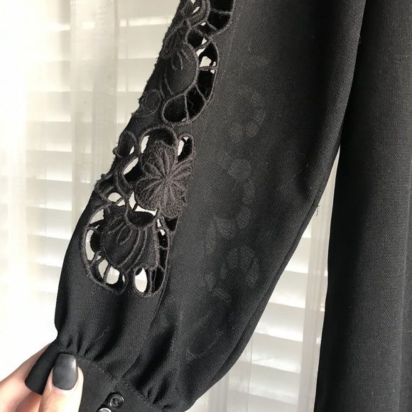 Vestido negro H&M con mangas bordadas – Minimalismo con detalle sofisticado