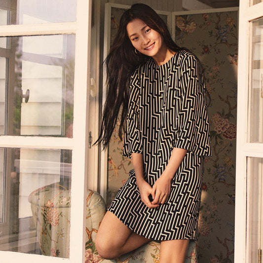 Vestido geométrico blanco y negro – Estilo moderno con toque retro