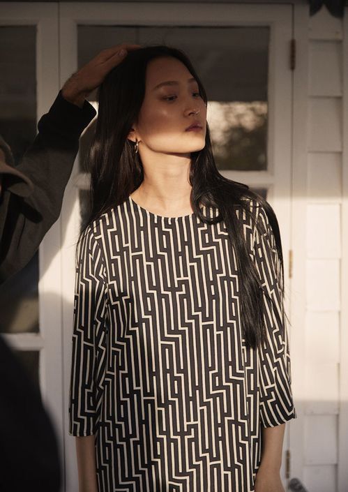 Vestido geométrico blanco y negro – Estilo moderno con toque retro