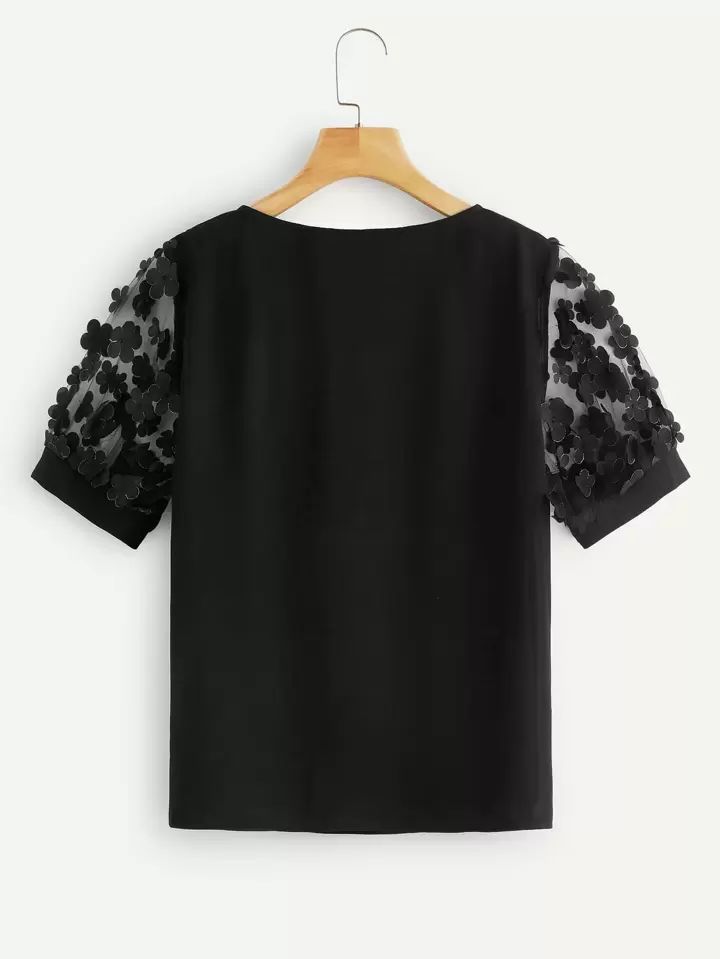 Blusa negra con mangas de tul bordadas – Toque elegante en cada detalle