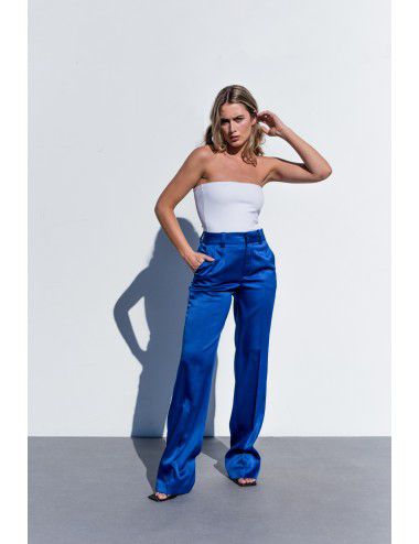 Pantalón satinado azul eléctrico – Impacto visual con elegancia moderna