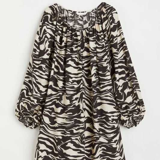 Vestido oversize animal print blanco & negro – Comodidad salvaje con mucho estilo