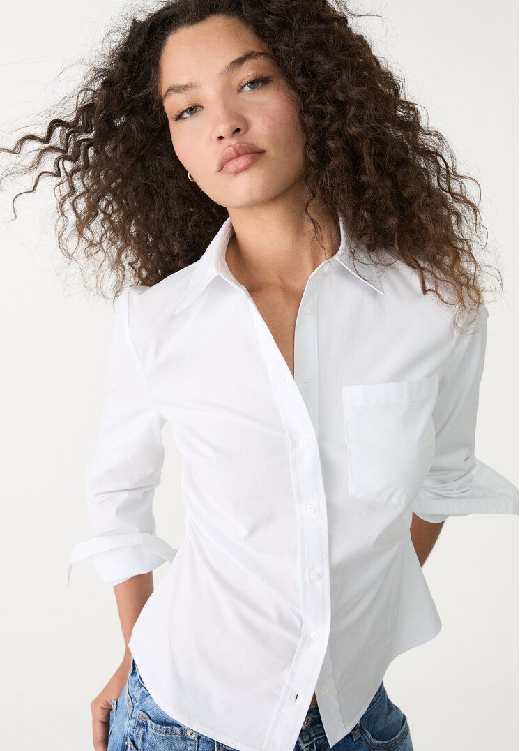 Camisa blanca entallada de manga larga – Clásico esencial con ajuste femenino
