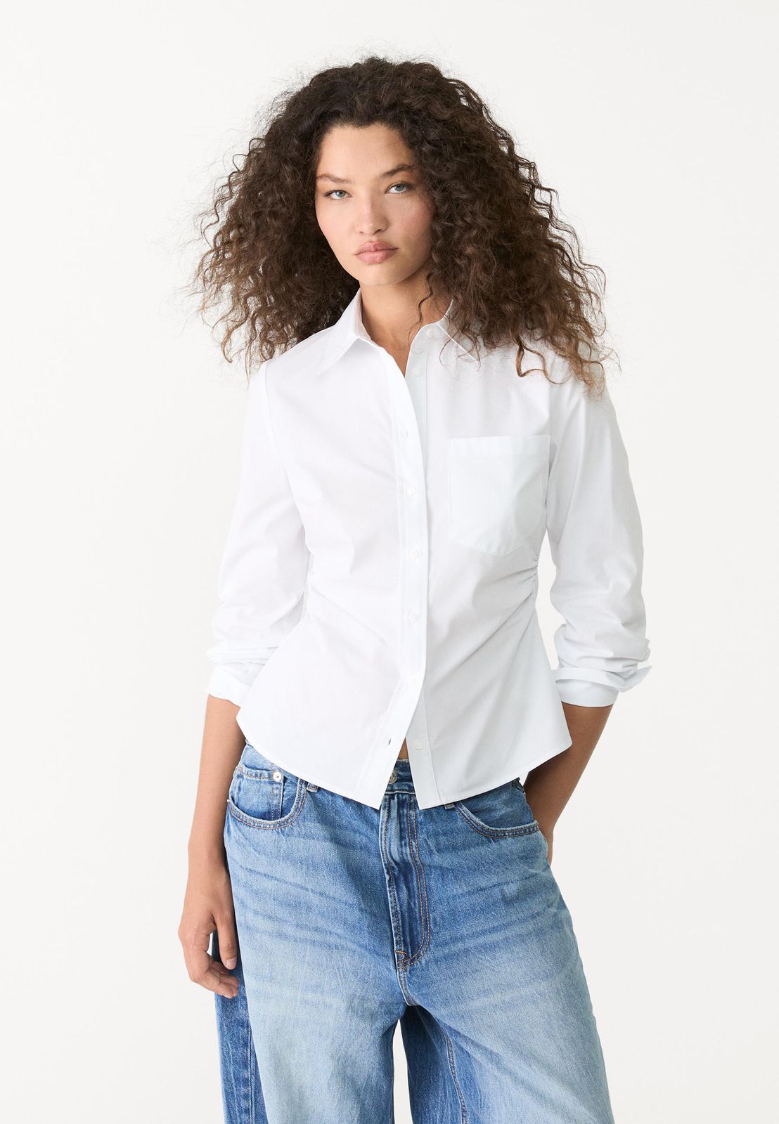 Camisa blanca entallada de manga larga – Clásico esencial con ajuste femenino