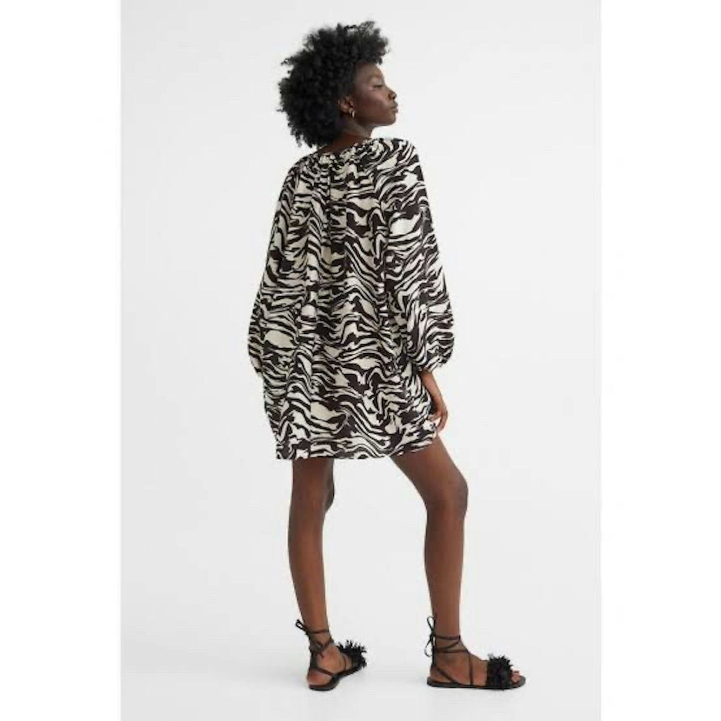Vestido oversize animal print blanco & negro – Comodidad salvaje con mucho estilo